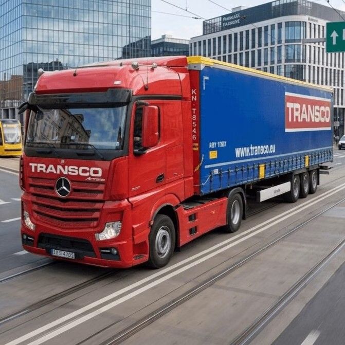 Lkw der Spedition Transco fährt durch eine europäische Großstadt