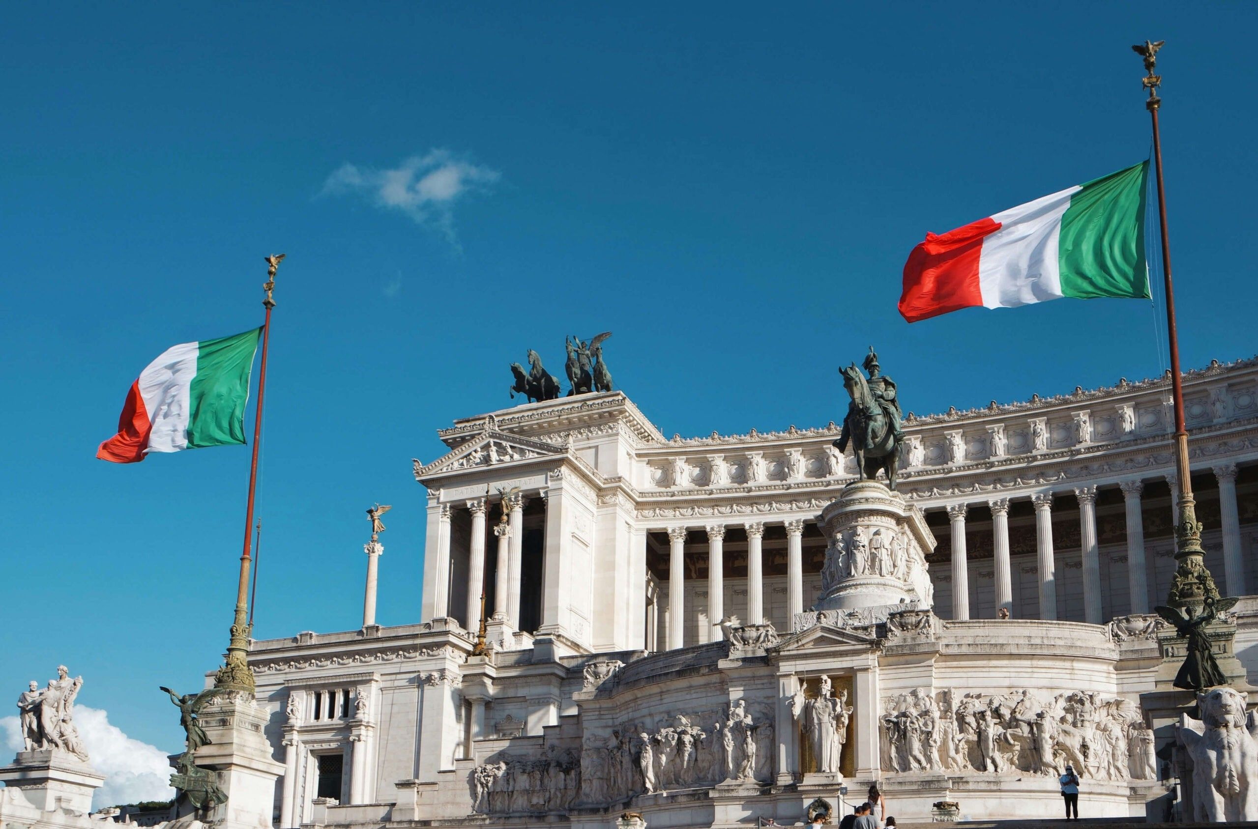 Italienische Flaggen vor altem Gebäude