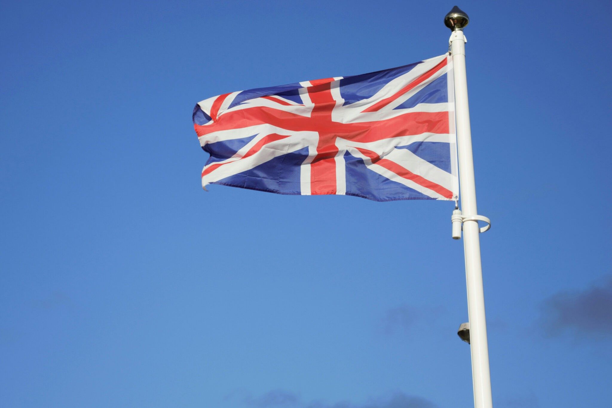 UK Flagge weht vor blauem Himmel