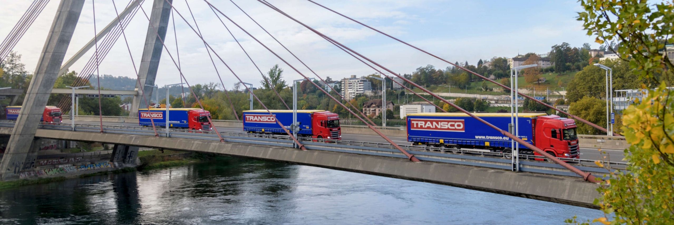 Nákladní vozidlo přepravní společnosti Transco na silničním mostě