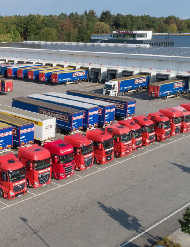 Luftaufnahme Parkplatz der Spedition Transco in Singen mit vielen Lkw