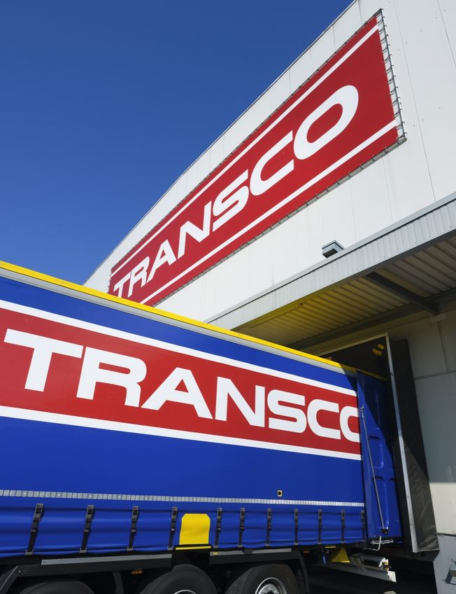 Lkw der Spedition Transco an einer Laderampe