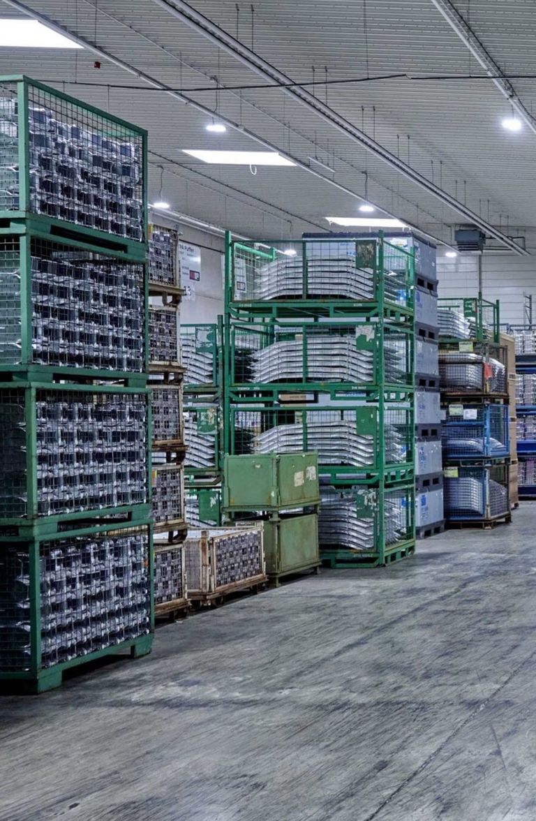 Industrie Lagerhalle mit Gitterboxen
