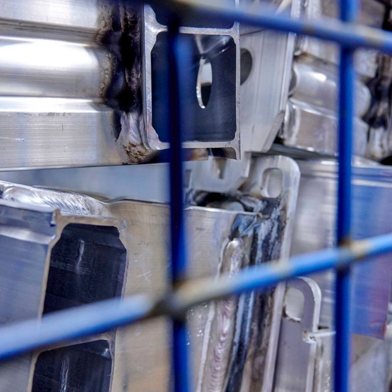 Nahaufnahme Metallteile in blauer Gitterbox
