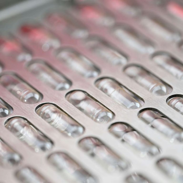 Nahaufnahme eines Blisters mit pharmazeutischen Kapseln
