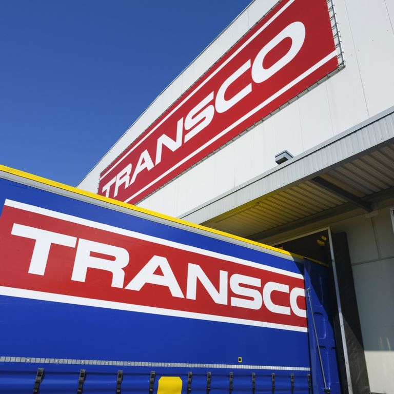 Lkw der Spedition Transco an einer Laderampe