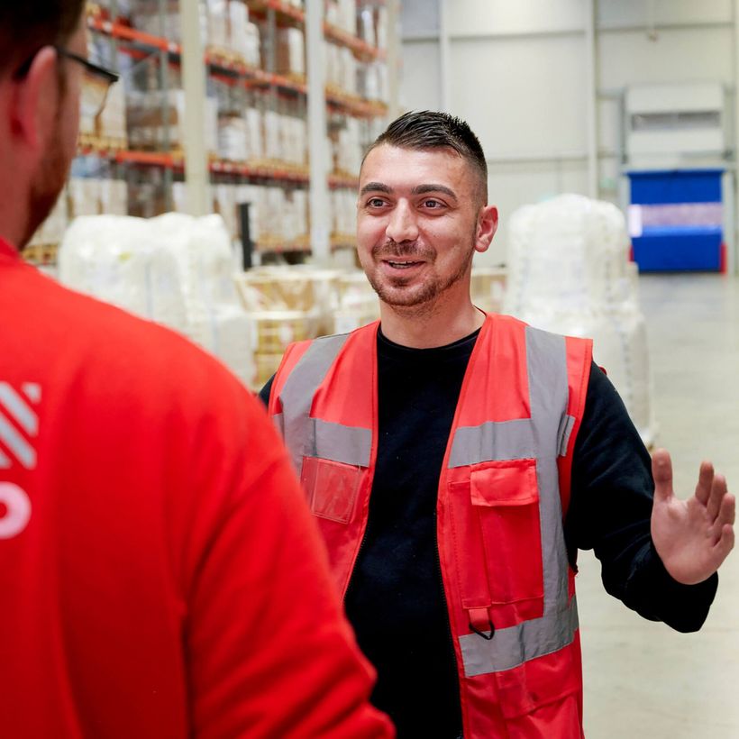 Mitarbeiter Logistikzentrum im Gespräch