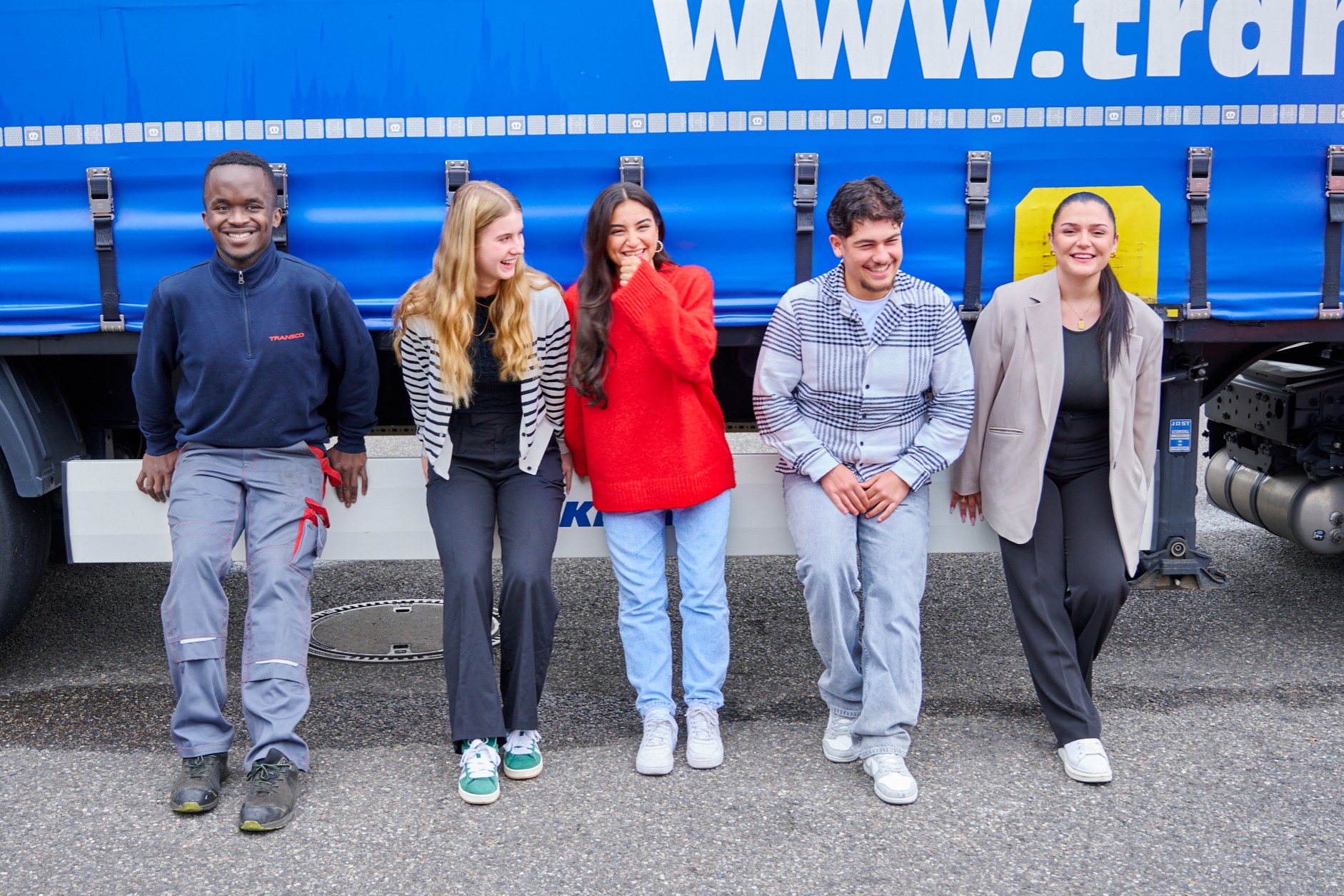 Transco Azubi Gruppenbild am LKW.jpg