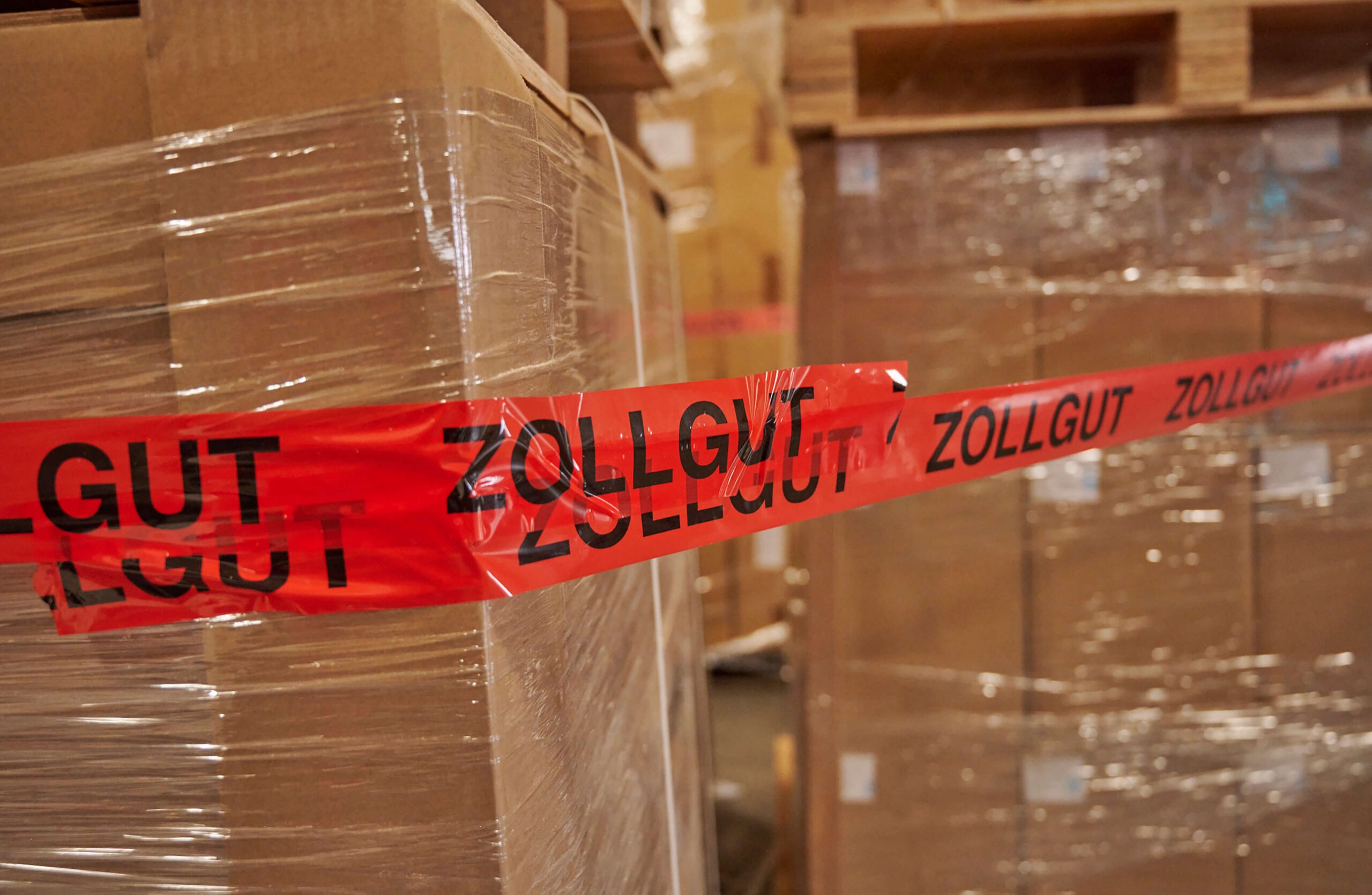 Paletten mit Zollgut Kennzeichnung in Lagerhalle