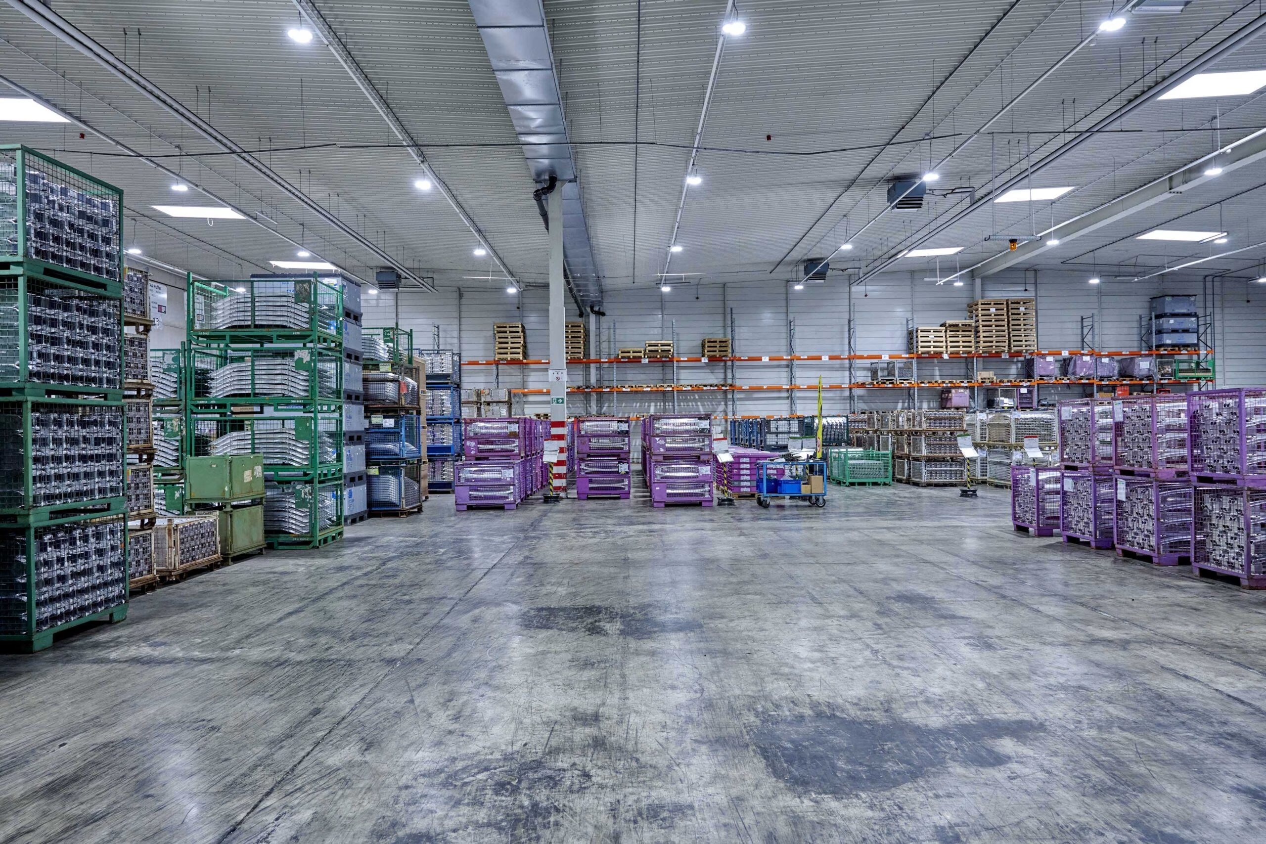 Industrie Lagerhalle mit Gitterboxen