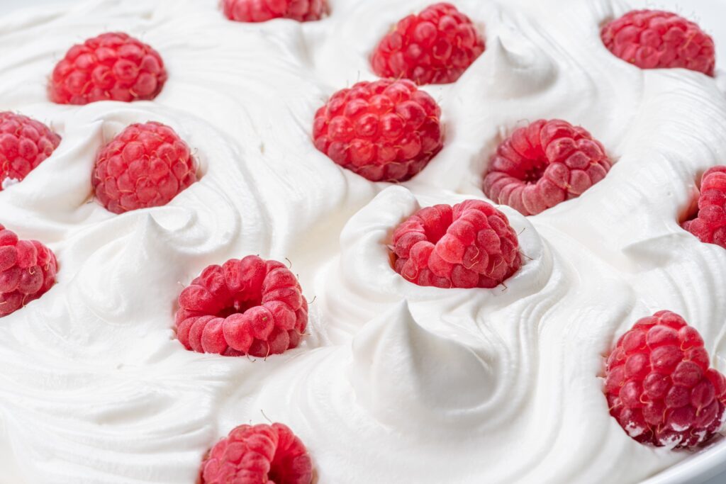 Himbeeren auf Naturjoghurt